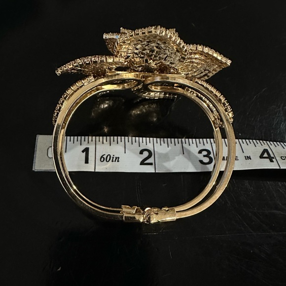 Rose gold flower bracelet with crystals - Picture 3 of 4